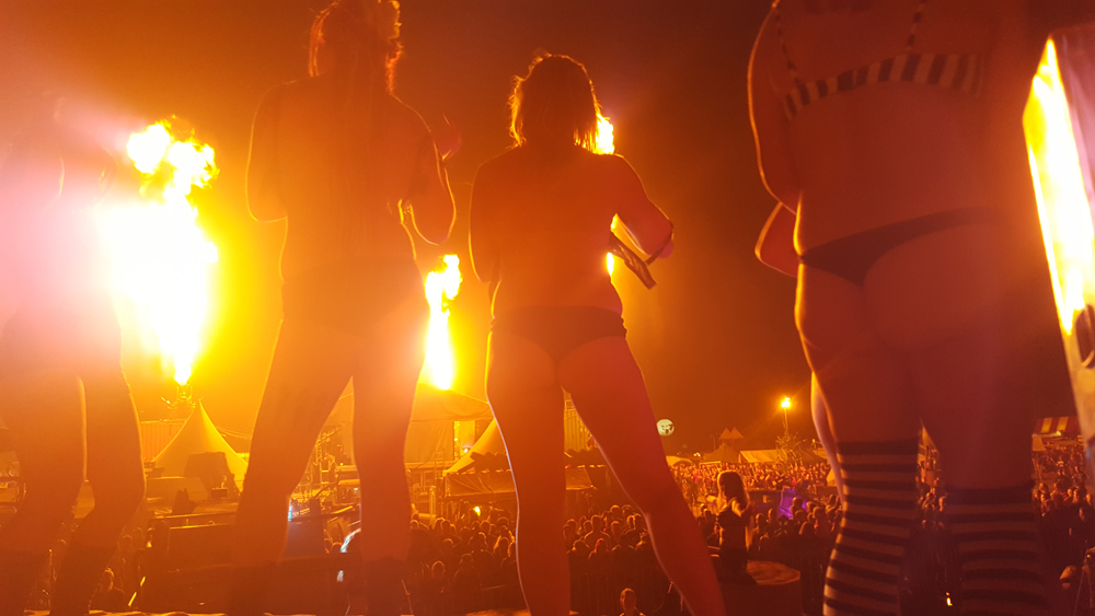 Lady Kitty´s Hell´s Belles & Sir Henry Hot : Wastelandstage Wacken 2018